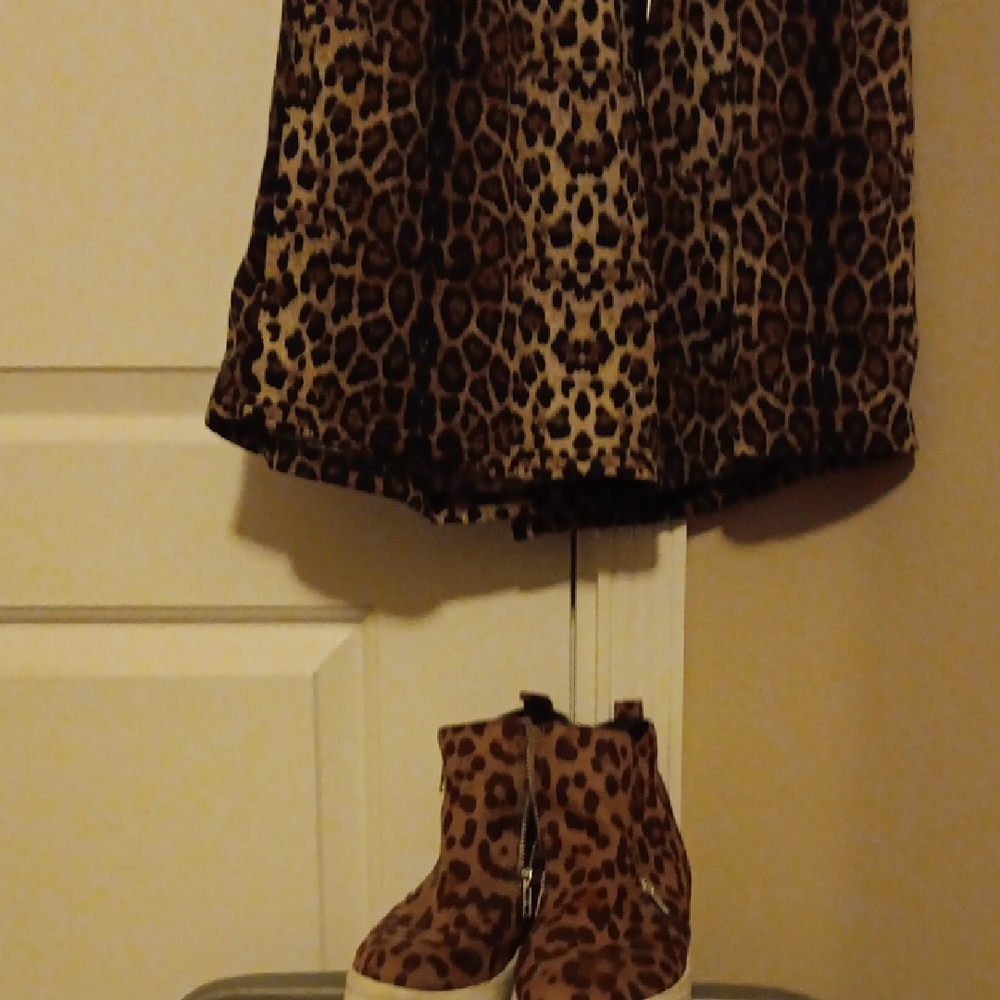 Leopard Print Shorts with two tank tops and Sneakers Set or separately (neg.)